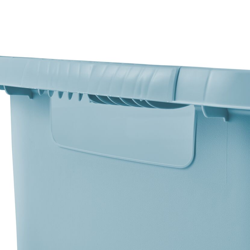 Nahaufnahme des Griffs einer blauen Wäschewanne