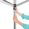 Person beim Aufbau einer Wäschespinne Lift-O-Matic 50