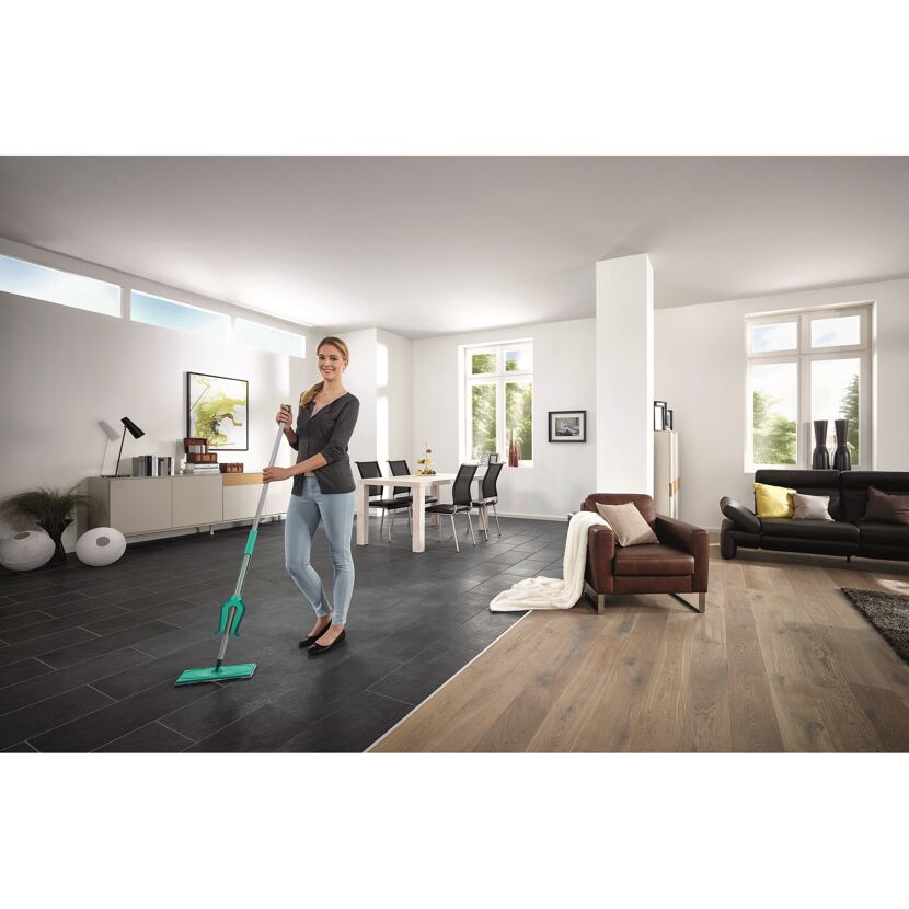 Person wischt Boden mit Leifheit MicrDuo Picobello