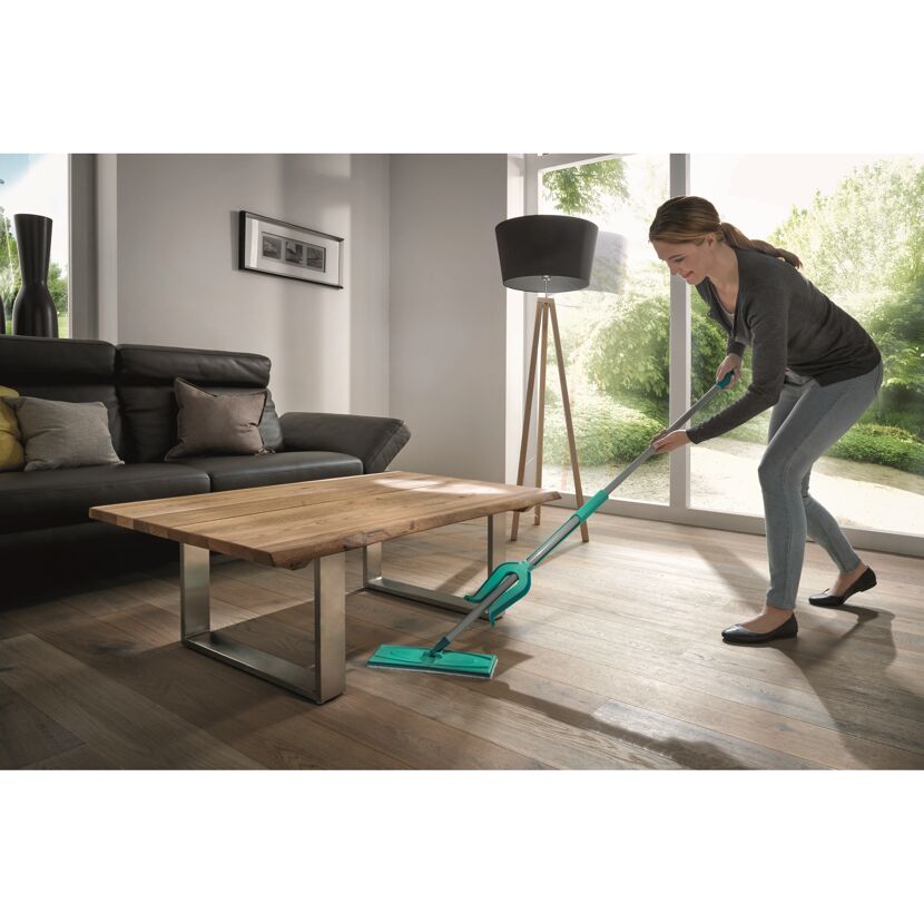 Person wischt mit Leifheit MicrDuoPicobello Bodenwischer