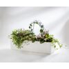 Weißer Blumenkasten mit verschiedenen Pflanzen und Rankhilfe