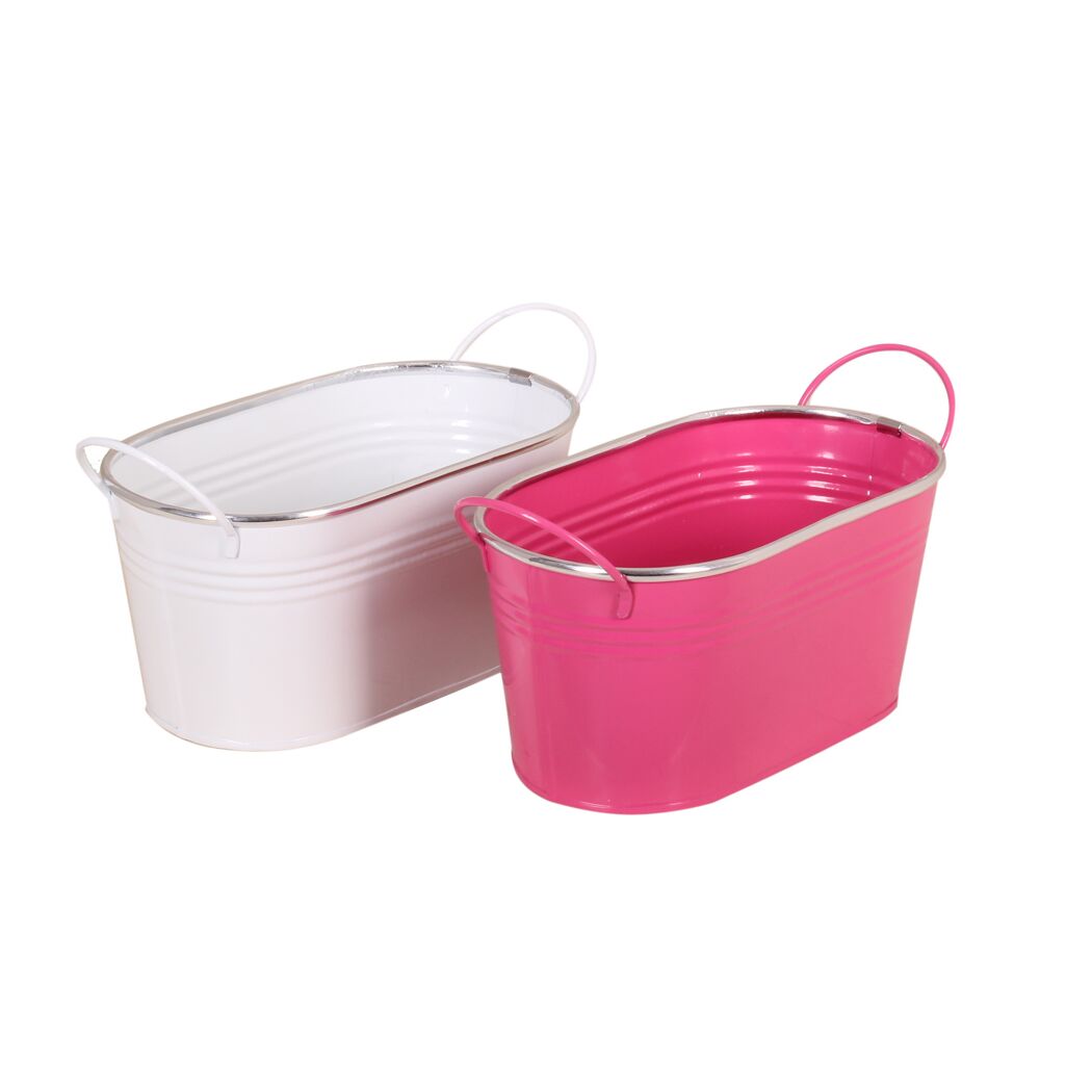 Zwei Zink Jardinieren, eine in weiß und eine in pink.