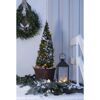 Weihnachtlich geschmückter Hauseingang mit Lichterkette