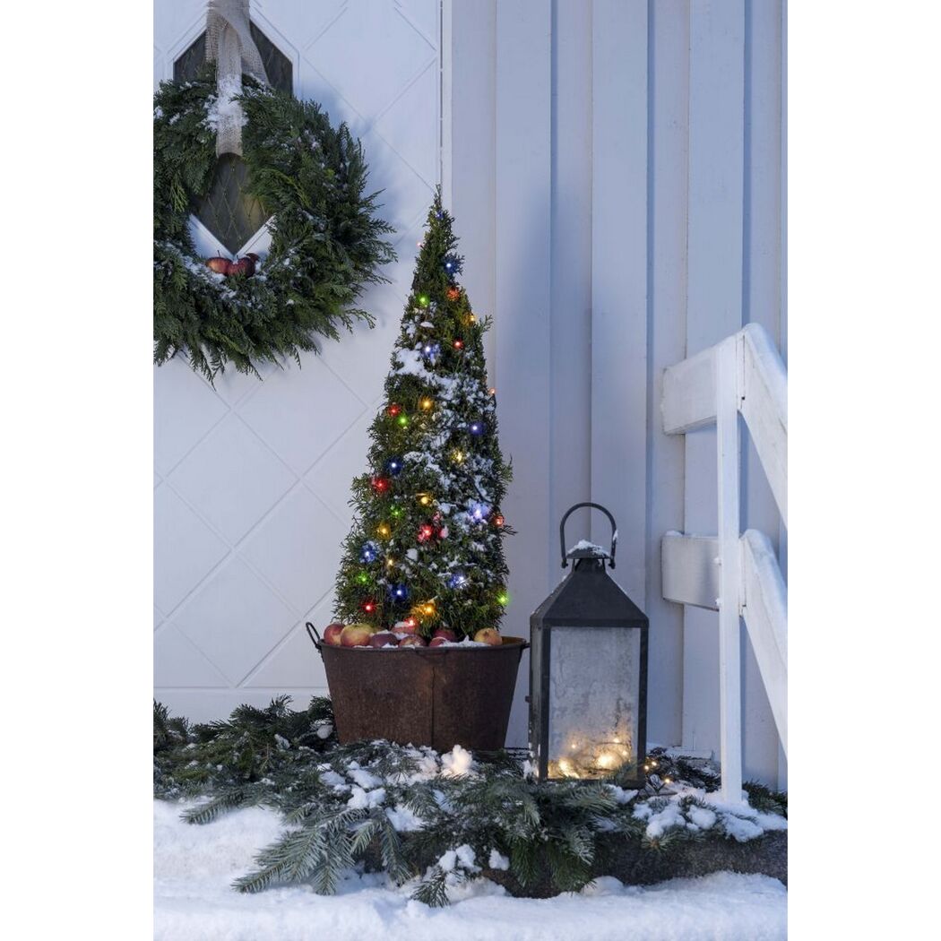 Weihnachtlich geschmückter Hauseingang mit Lichterkette
