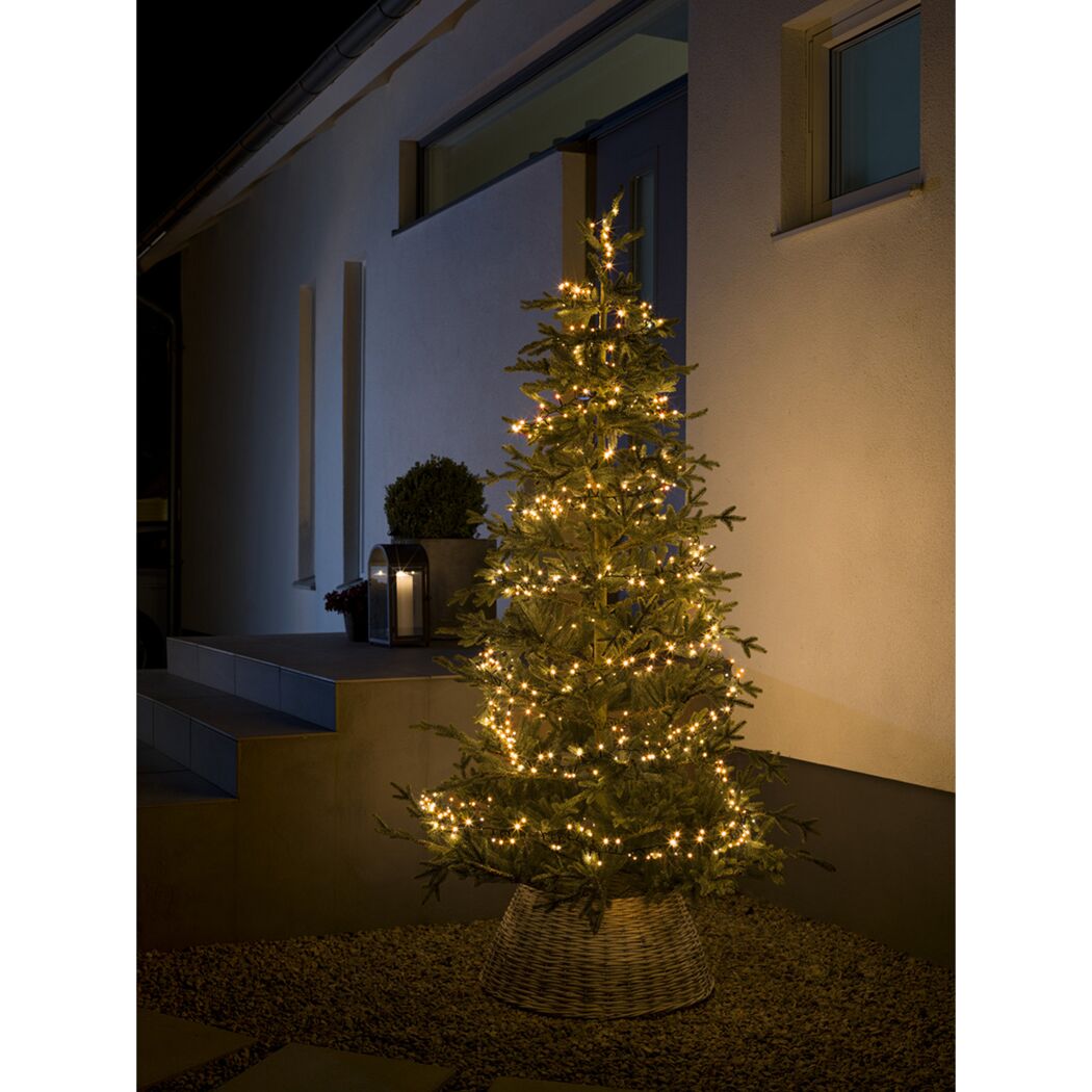 Beleuchteter Weihnachtsbaum mit Lichterkette