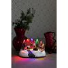 Weihnachtliche Szene mit beleuchtetem Wohnwagen