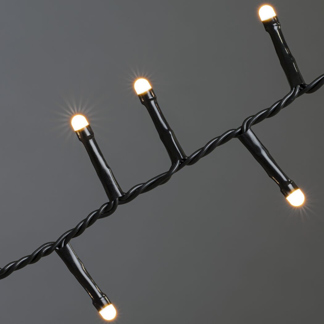 Schwarze Lichterkette mit eingeschalteten LEDs