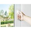 Hand öffnet Fenster