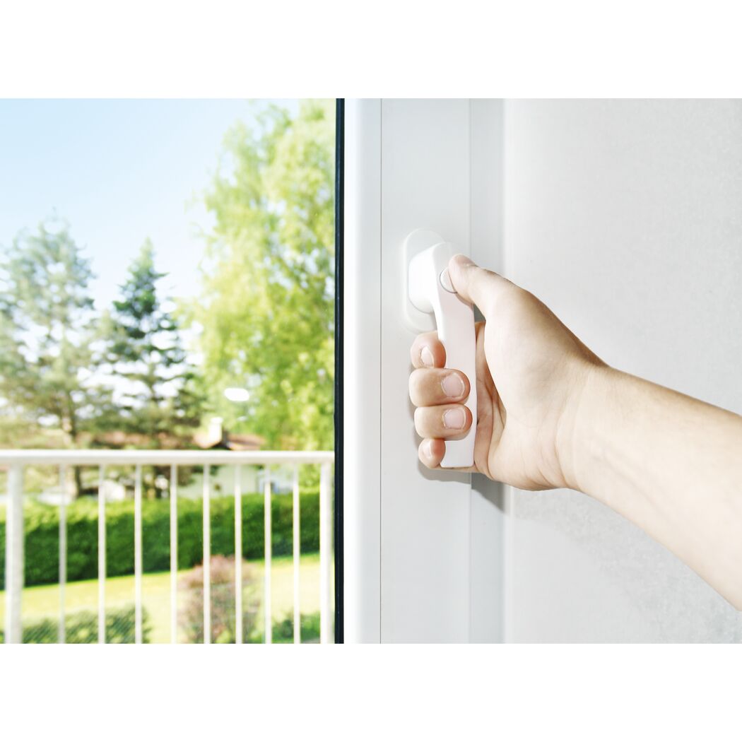 Hand öffnet Fenster