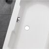 Weiße Badewanne mit Ab- und Überlaufgarnitur