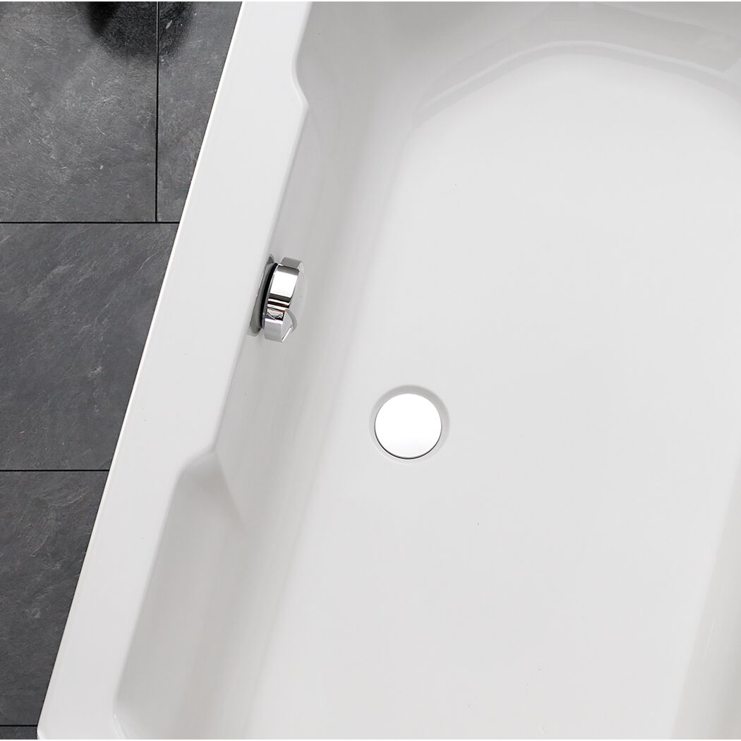 Weiße Badewanne mit Ab- und Überlaufgarnitur