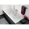 Weiße Badewanne mit Handbrause und Handtuchhalter