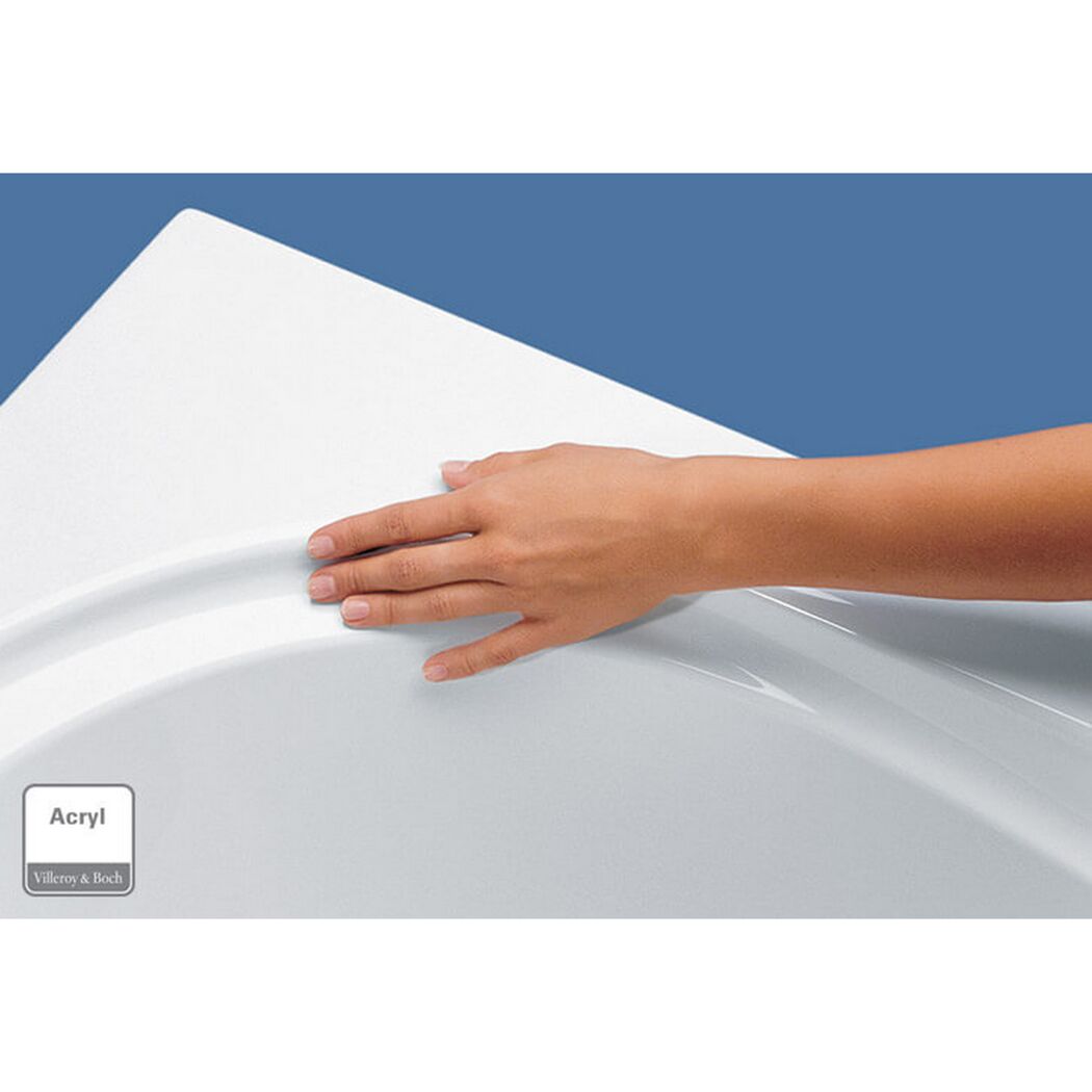 Hand berührt die Oberfläche einer weißen Acryl-Badewanne.