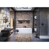 Modernes Badezimmer mit Dachfenster und Backsteinwand