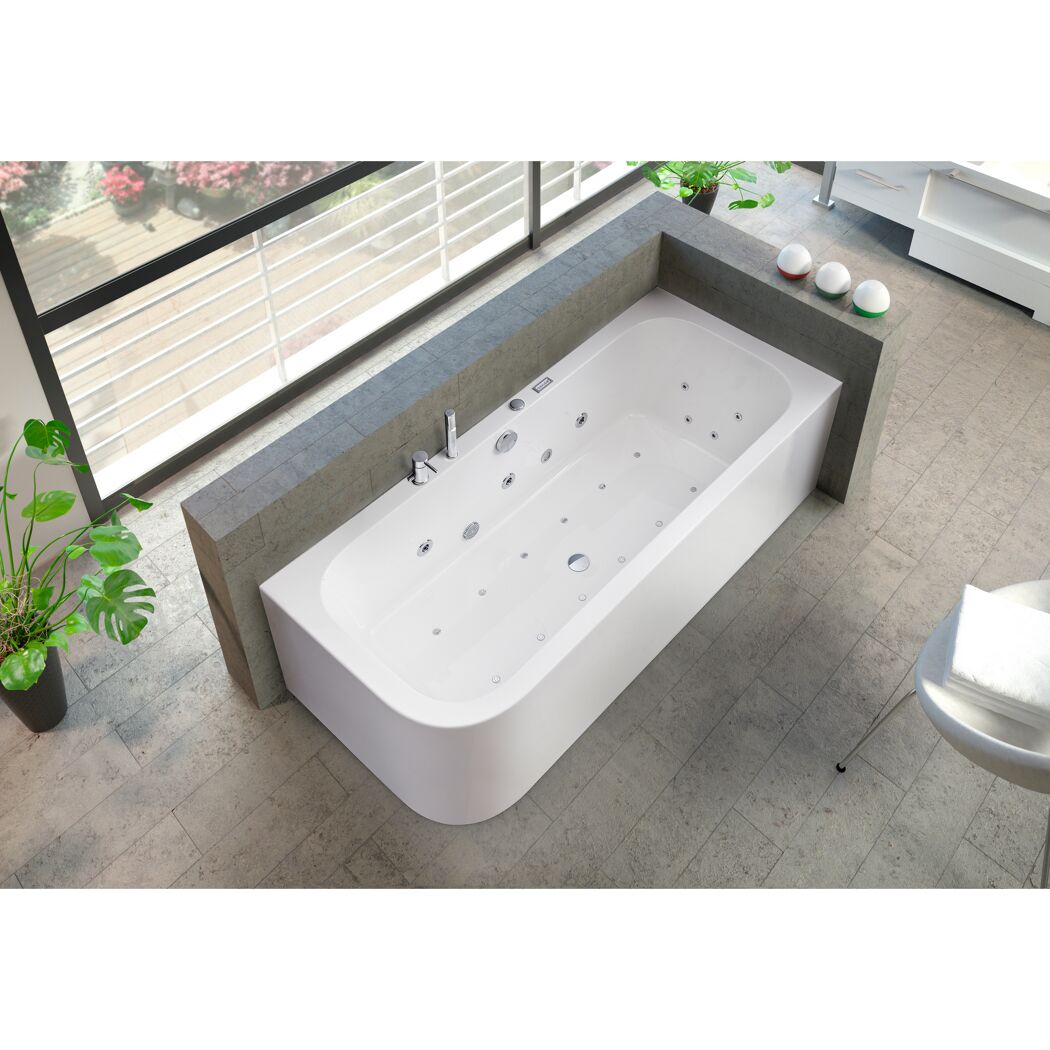 Weiße rechteckige Badewanne mit Whirlpoolfunktion.