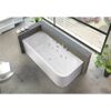 Weiße Einbau-Whirlpool-Badewanne in modernem Badezimmer