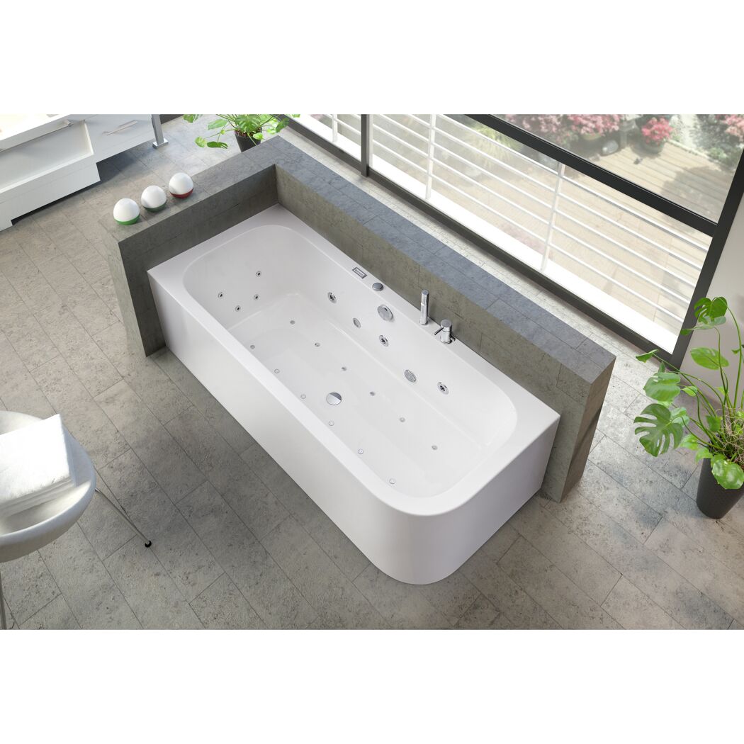 Weiße Einbau-Whirlpool-Badewanne in modernem Badezimmer