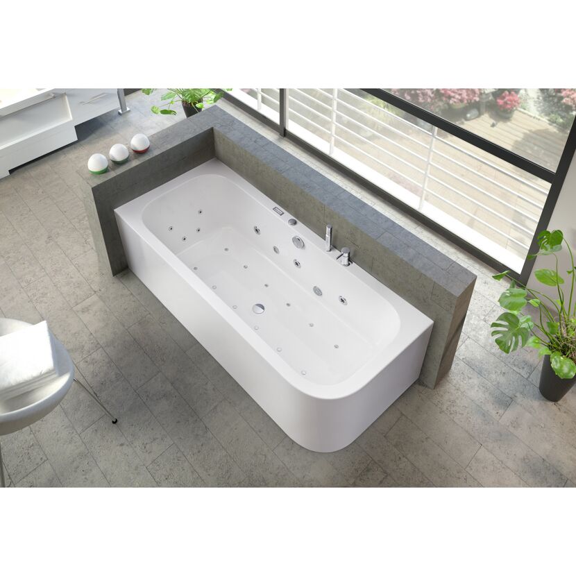 Weiße Einbau-Whirlpool-Badewanne in modernem Badezimmer