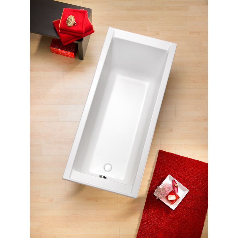 Weiße Badewanne in einem Badezimmer