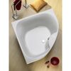 Weiße Eckbadewanne Lima auf hellem Holzboden