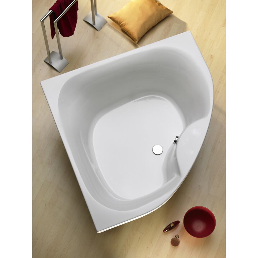 Weiße Eckbadewanne Lima auf hellem Holzboden