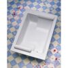 Weiße Badewanne mit zwei Nackenrollen und Rosenblättern