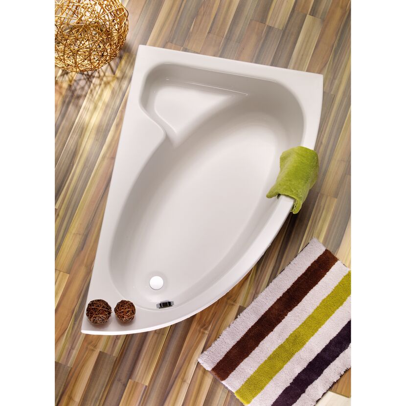 Eckbadewanne in Weiß mit Handtuch