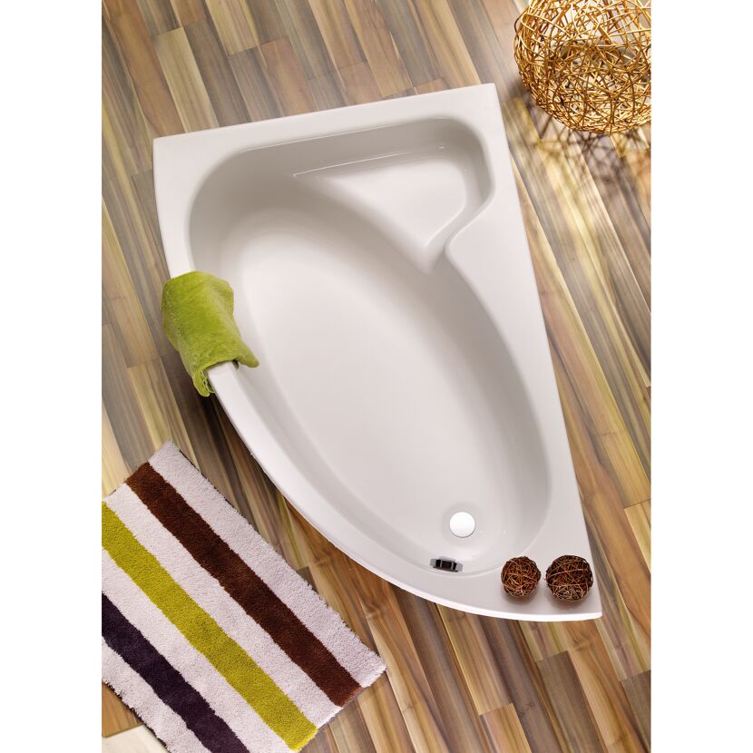 Eckbadewanne in Weiß mit grünem Handtuch
