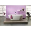 Freistehende Badewanne mit Handtuch