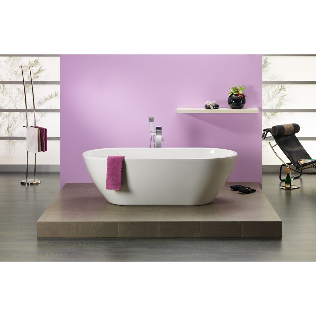 Freistehende Badewanne mit Handtuch