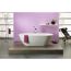 Freistehende Badewanne mit Handtuch