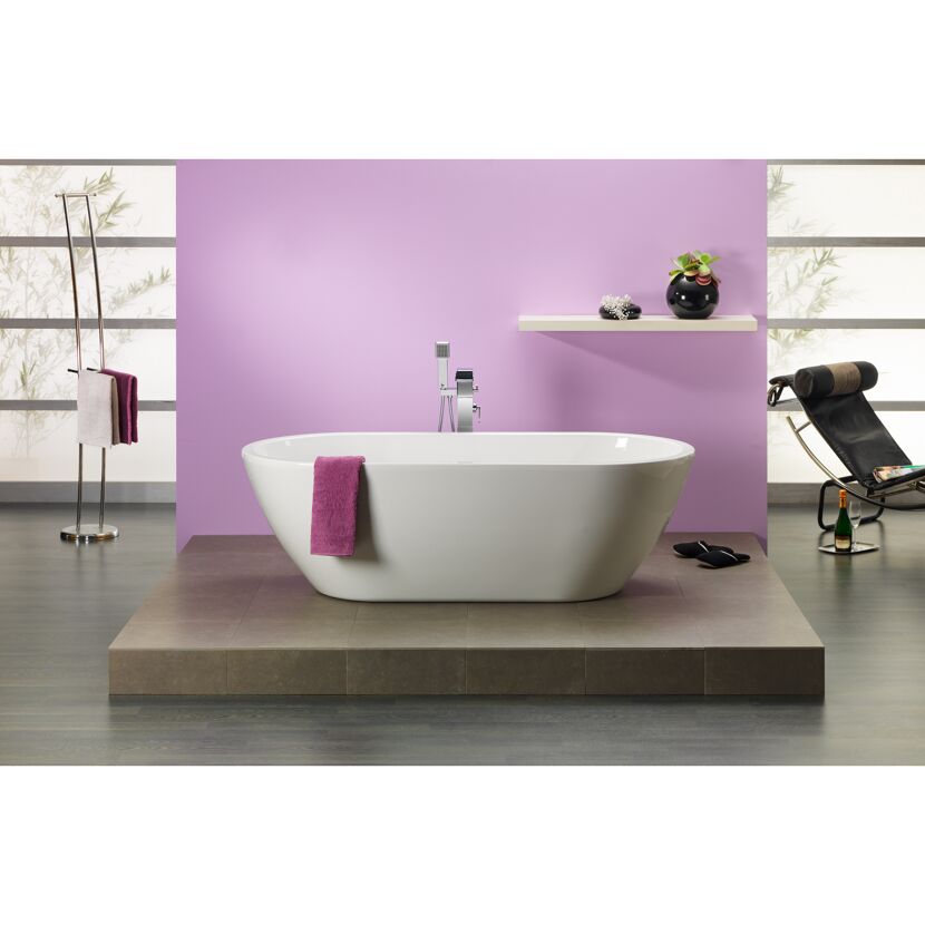 Freistehende Badewanne mit Handtuch
