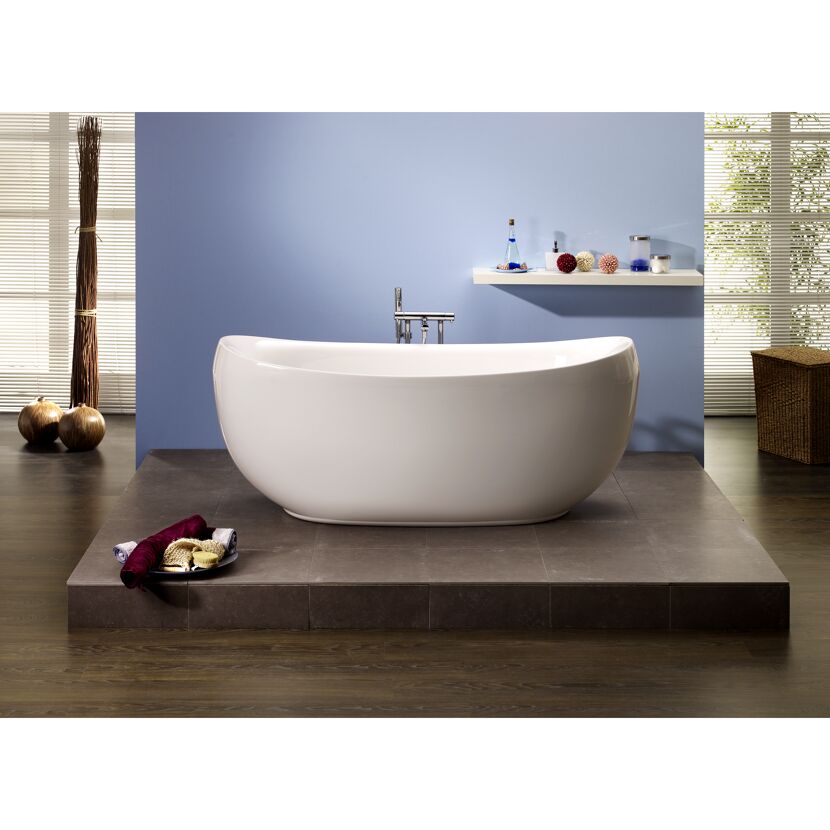 Freistehende weiße Badewanne auf dunklem Fliesenboden