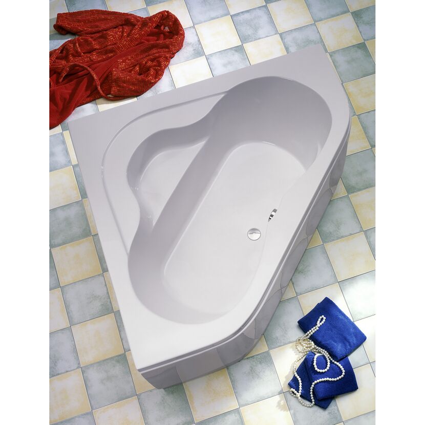 Eckbadewanne Lucia weiß auf Fliesenboden, Handtuch und Bademantel