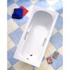 Weiße Badewanne mit zwei Haltegriffen