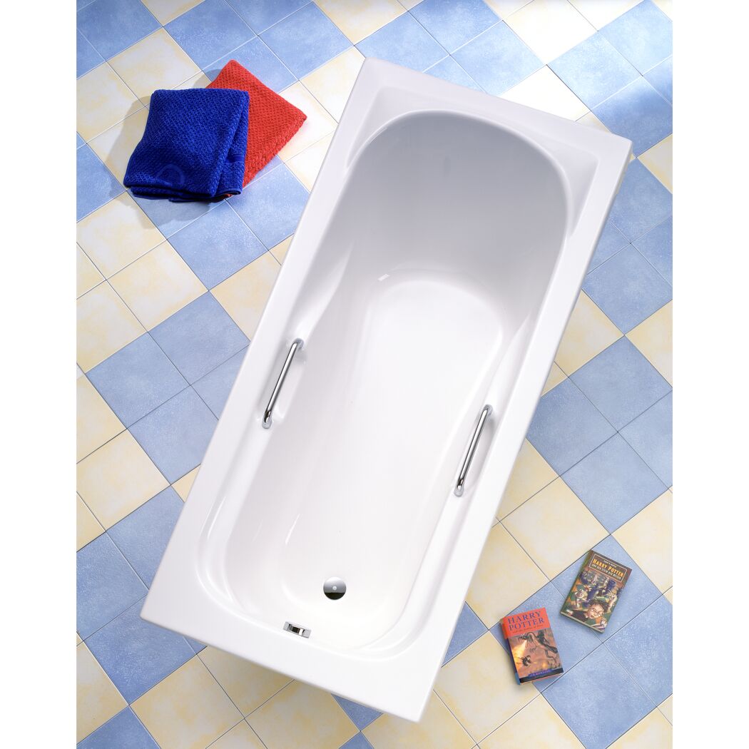 Weiße Badewanne mit zwei Haltegriffen