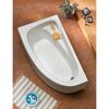 Weiße Eckbadewanne mit Schwamm und Bürste