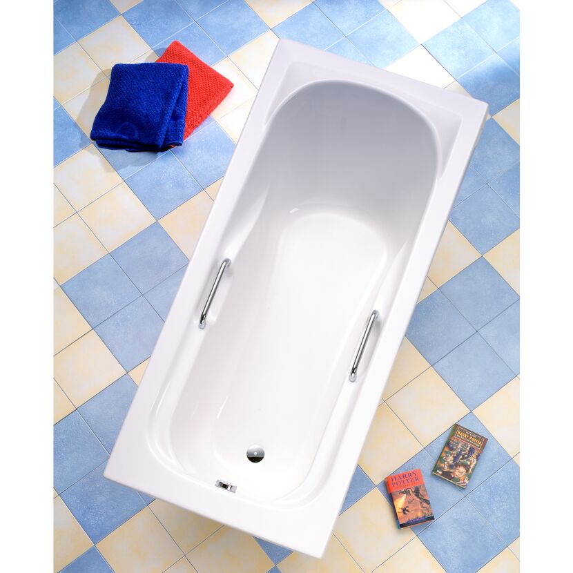 Weiße Badewanne mit zwei Haltegriffen