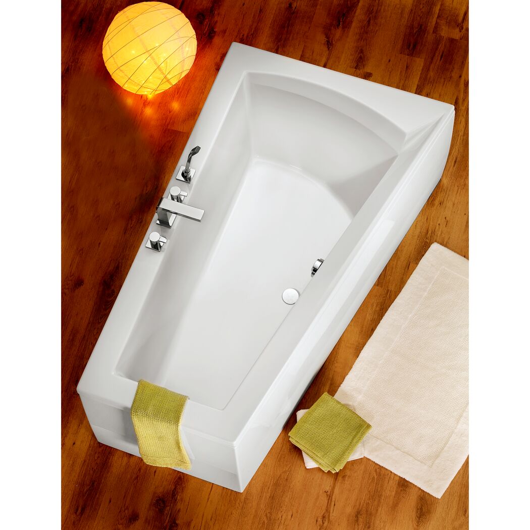 Weiße Badewanne Galia mit Handtüchern
