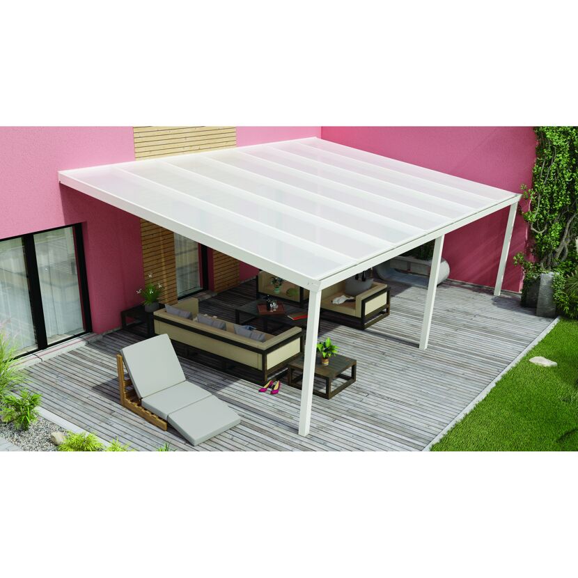 Weiße Terrassenüberdachung Legend mit Lounge-Möbeln