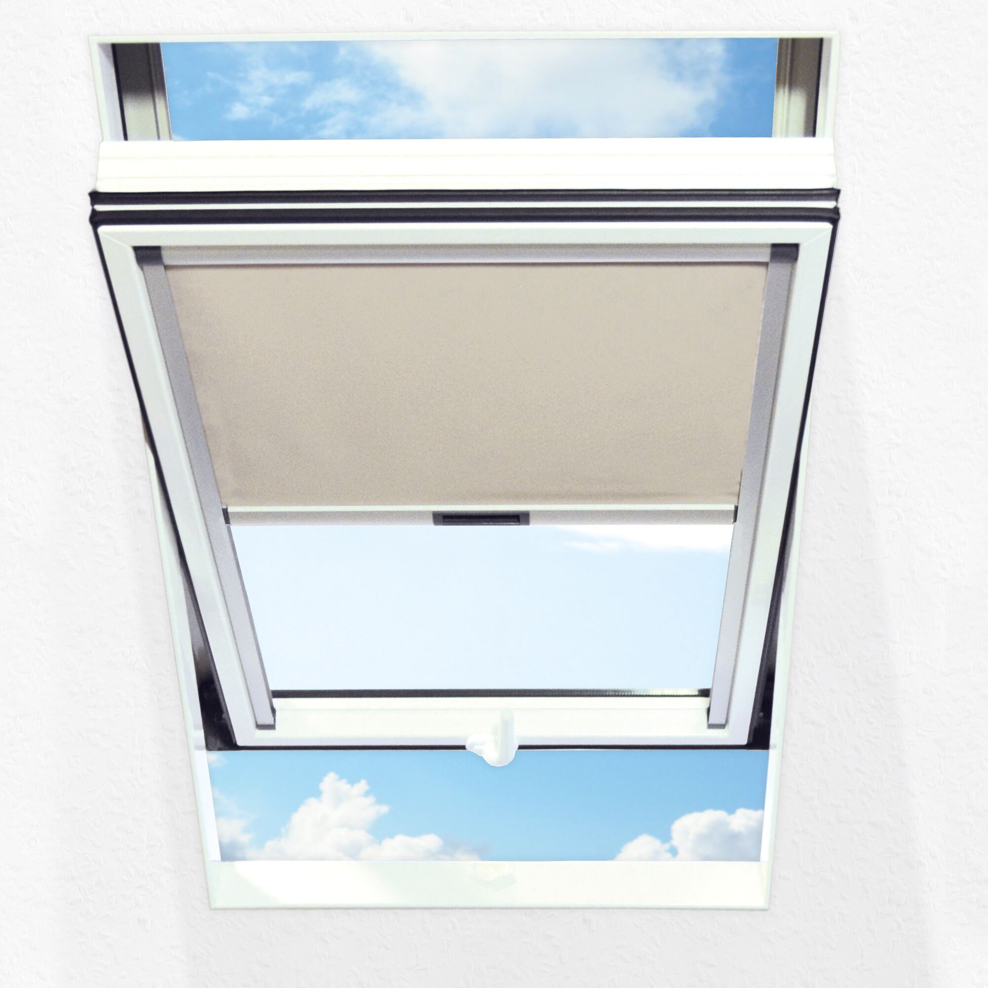 Geöffnetes Dachfenster mit Sonnenschutzrollo