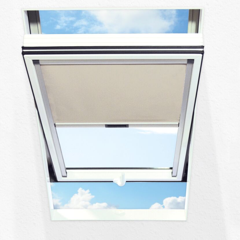 Offenes Dachfenster mit heruntergelassenem Sonnenschutzrollo