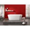 Weiße freistehende Badewanne im modernen Badezimmer