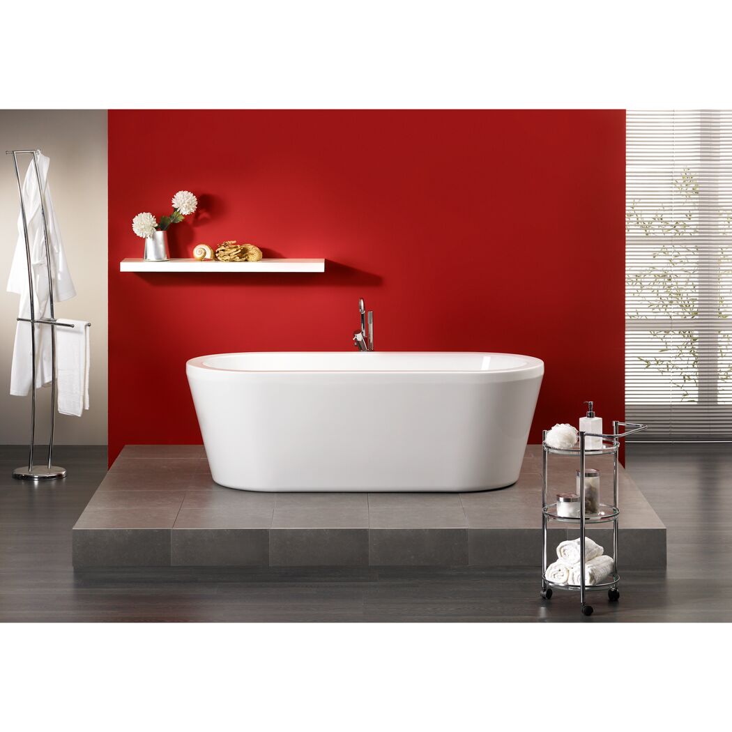 Weiße freistehende Badewanne im modernen Badezimmer
