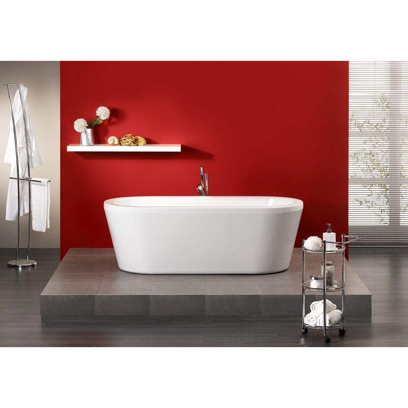 Freistehende weiße Badewanne im modernen Badezimmer
