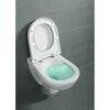 Weißes Wand-WC mit offenem Deckel und türkisfarbenem Wasser