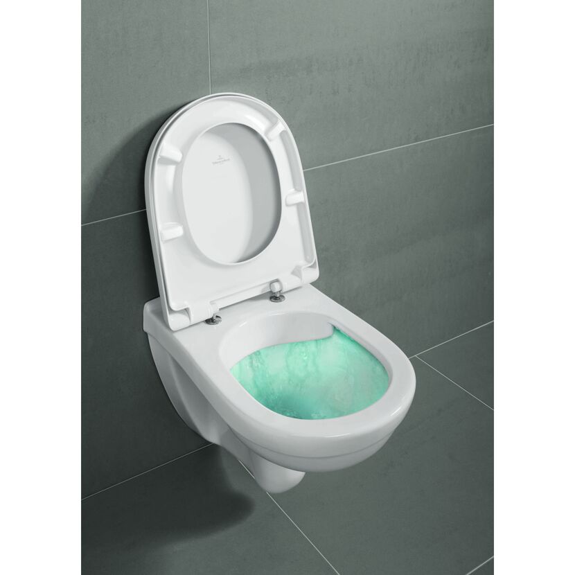 Weißes Wand-WC mit offenem Deckel und türkisfarbenem Wasser