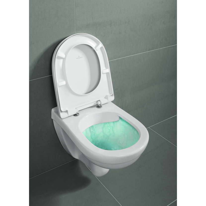 Weißes Wand-WC mit offenem Deckel und türkisfarbenem Wasser