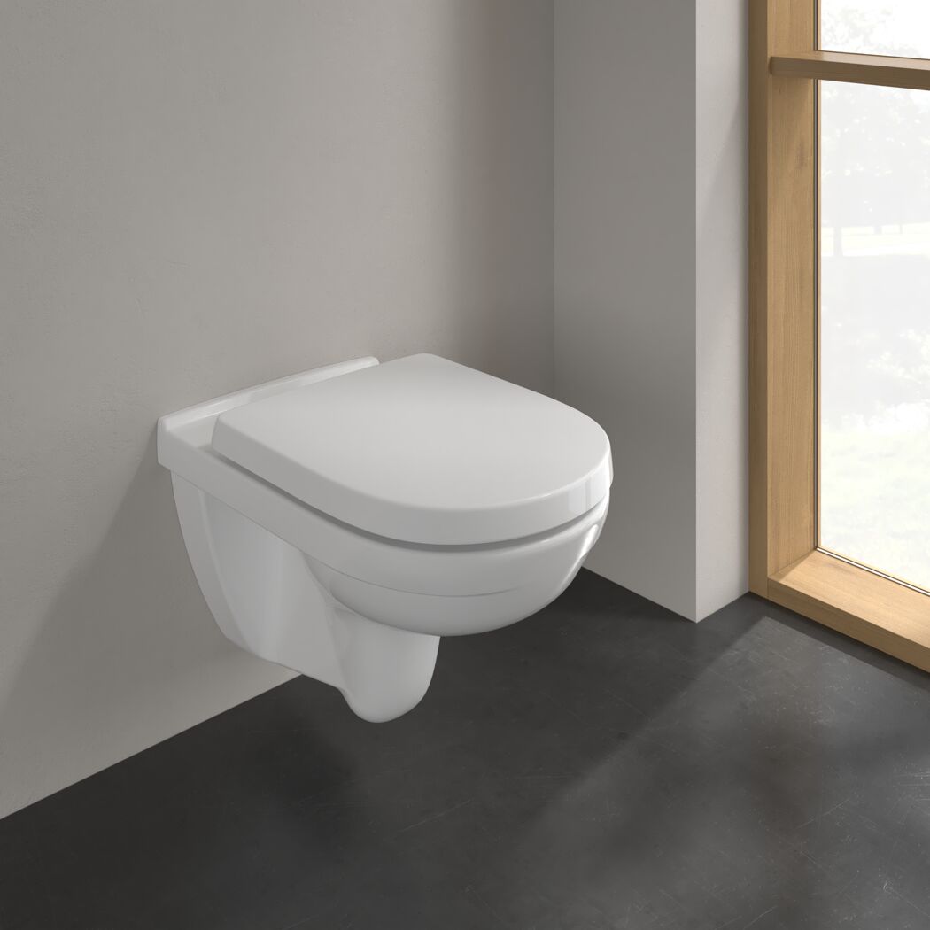 Hängendes, weißes WC mit geschlossenem Deckel.