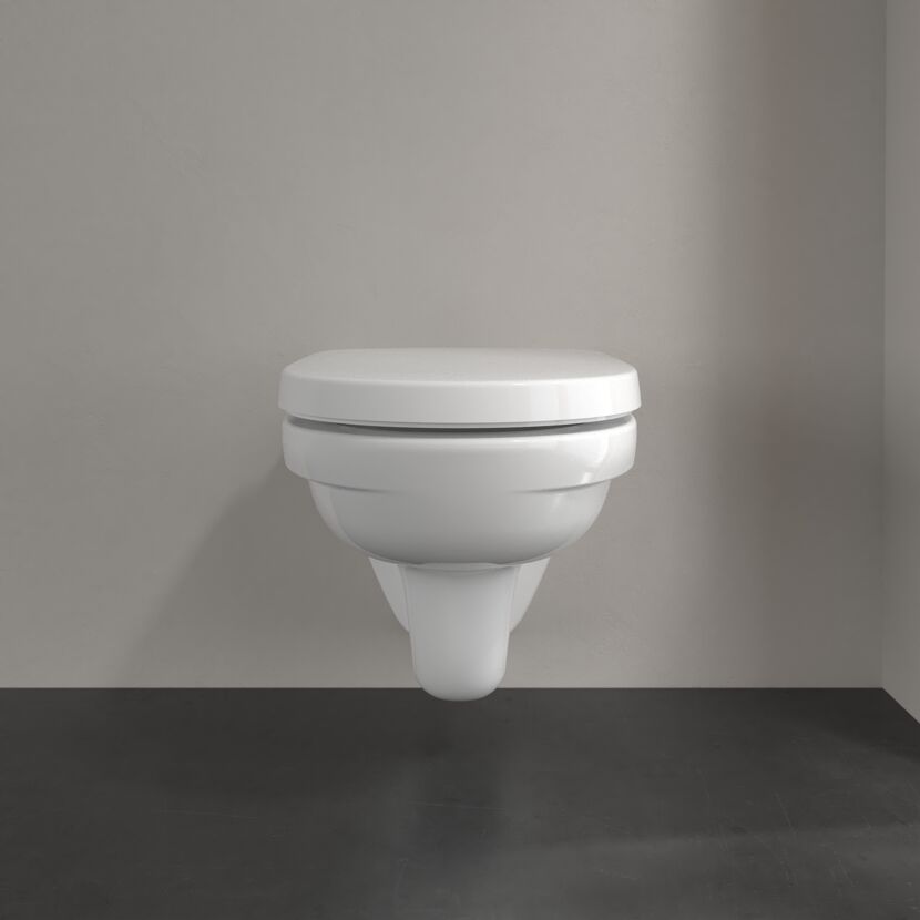 Hängendes, weißes WC mit geschlossenem Deckel.